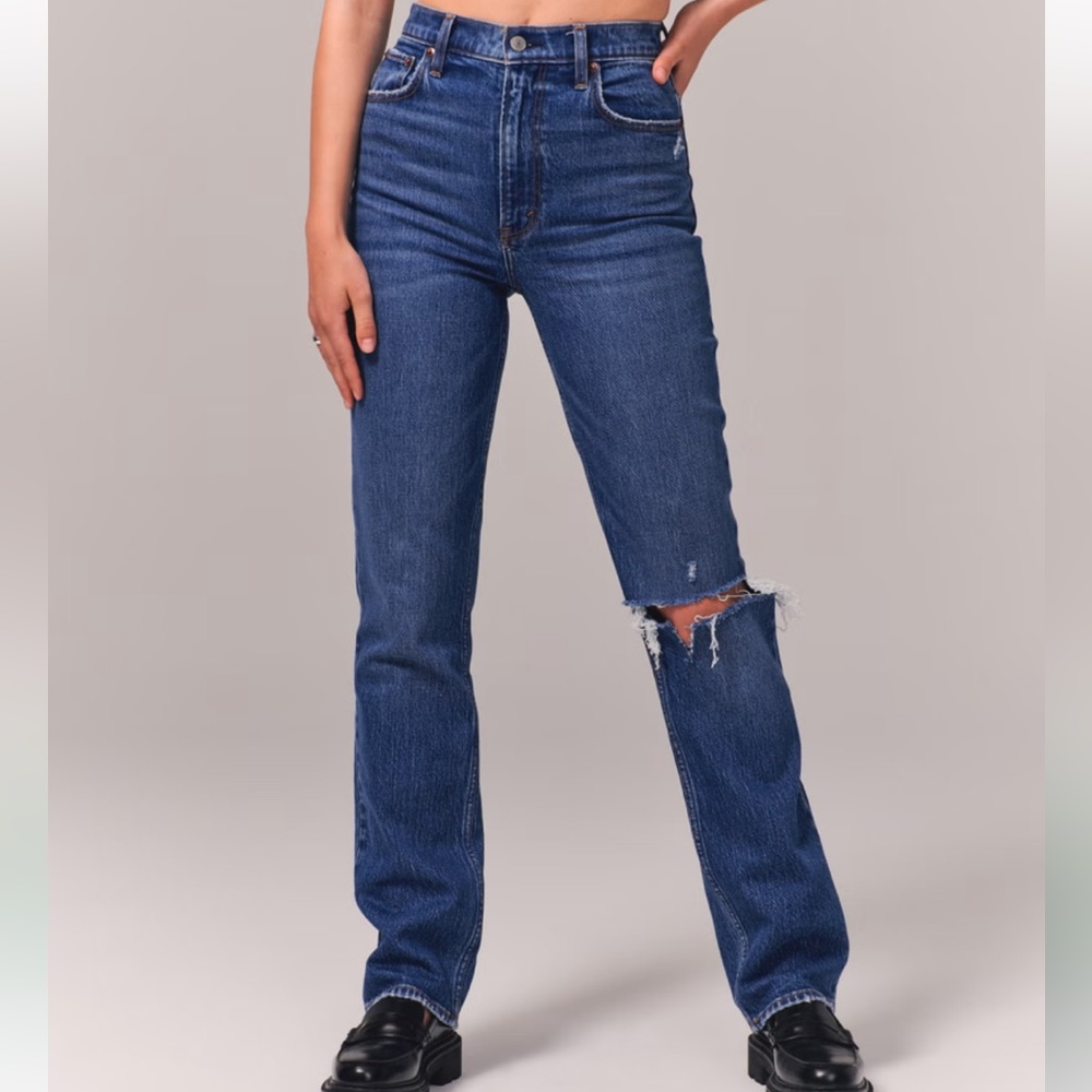 Ultra High Rise 90s Straight
Jean in shade medium destroy. size 25/0 SHORT.